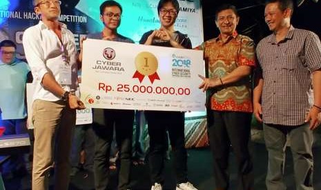 Tim JAV dari ITB (kiri) berhasil mempertahankan gelar sebagai juara di kompetisi hacker nasional Cyber Jawara 2018 di even Code Bali, Mangupura,   9-2 Oktober 2018.