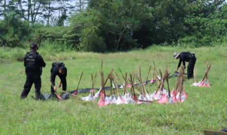 Tim Jihandak Gegana Satbrimob Polda Jatim dalam pemusnahan mercon di Lapangan Tembak Kodim 0829/Bangkalan di Kelurahan Bancaran, Kabupaten Bangkalan, Provinsi Jawa Timur (Jatim), Sabtu (16/4/2022). 