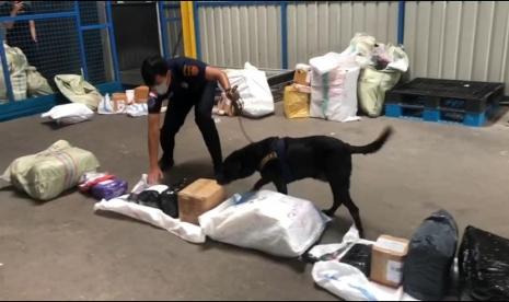 Tim K-9 Bea Cukai Batam bersama anjing pelacak kembali berhasil mengidentifikasi sabu di dalam barang kiriman yang akan dikirimkan ke Lombok Timur, sabu seberat 249 gram tersebut ditemukan di dalam bungkusan yang disimpan di dalam buku kamus, Kamis, (21/10).