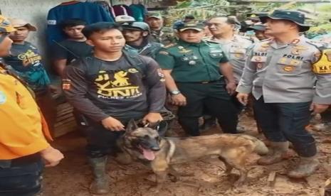 Tim K-9 Polda Jabar diturunkan mencari korban longsor