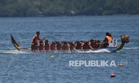 Tim Kalimantan Tengah memacu kecepatan saat berlaga dalam final Traditional Boat Race (TBR) 1000 meter campuran PON Papua di Teluk Youtefa, Jayapura, Papua, Selasa (12/10/2021). Kalimantan Tengah berhasil meraih medali emas, sementara medali perak diraih Jawa Barat dan perunggu diraih Sulawesi Tenggara. 