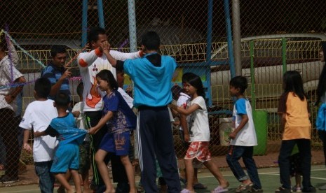 Tim Kampanye TGR mengajak anak-anak bermain permainan tradisional