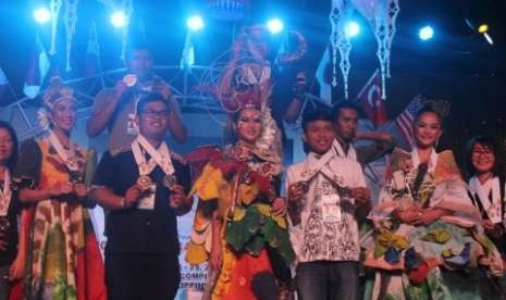 Tim Karnaval Fakultas Teknik Universitas Negeri Yogyakarta (UNY) di World Art Camp Olympiade Filipina.