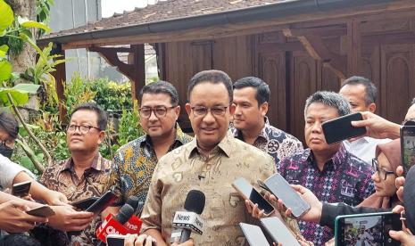 Tim kecil dari Partai Nasdem, Partai Demokrat, dan Partai Keadilan Sejahtera (PKS) menggelar pertemuan tertutup dengan bakal calon presiden (capres) Anies Baswedan di kediamannya, Jakarta, Jumat (27/1).