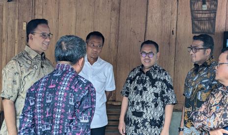 Tim kecil dari Partai Nasdem, Partai Demokrat, dan Partai Keadilan Sejahtera (PKS) menggelar pertemuan tertutup dengan bakal calon presiden (capres) Anies Baswedan di kediamannya, Jakarta, Jumat (27/1).