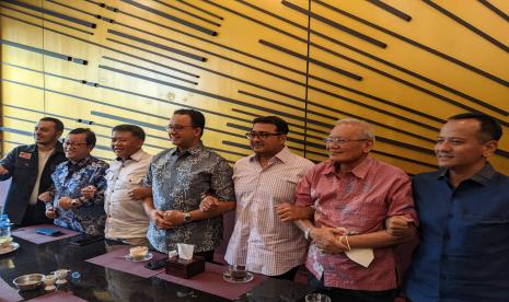 Tim kecil Partai Nasdem, Partai Demokrat, dan PKS bersama capres Anies Rasyid Baswedan menggelar pertemuan di Restoran Pagi Sore, Jakarta, Jumat (18/11/2022). Hadir pula Ketua DPP Partai Amanat Nasional (PAN) Widdi Aswindi (kanan). 