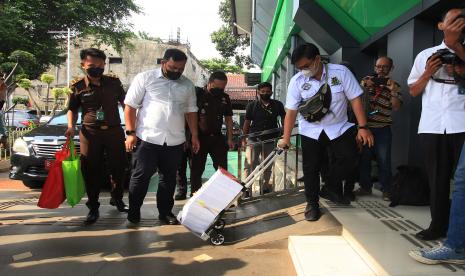 Tim Kejaksaan Negeri (Kejari) Jakarta Selatan membawa berkas kasus pembunuhan berencana terhadap Brigadir J ke Pengadilan Nasional (PN) Jakarta Selatan, Jakarta, Senin (10/10/2022). Berkas 11 tersangka yang terlibat dalam kasus pembunuhan berencana, termasuk berkas milik mantan Kepala Divisi Profesi dan Pengamanan (Kadiv Propam) Polri Ferdy Sambo diserahkan oleh Kejaksaan Negeri Jakarta Selatan ke Pengadilan Negeri (PN) Jakarta Selatan.