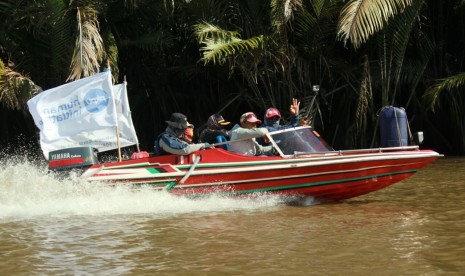 Tim Kemanusiaan PKPU Human Initiative mengirimkan bantuan hingga ke pelosok-pelosok kampung di setiap distrik kabupaten Asmat yang cukup sulit untuk dijangkau.