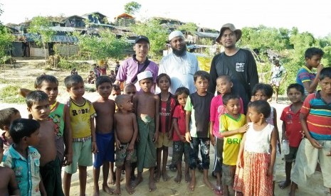  tim kemanusiaan PPPA Daarul Qur'an yang terdiri dari 3 orang dan relawan lokal tiba di kamp pengungsian masyarakat Rohingya di Cox’s Bazar, Bangladesh. 