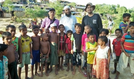  Tim Kemanusiaan Program Pembibitan Penghafal Alquran (PPPA) Daarul Qur'an berada di kamp pengungsian Distrik Cox’s Bazar, Divisi Chittagong, Bangladesh, Senin (9/10).