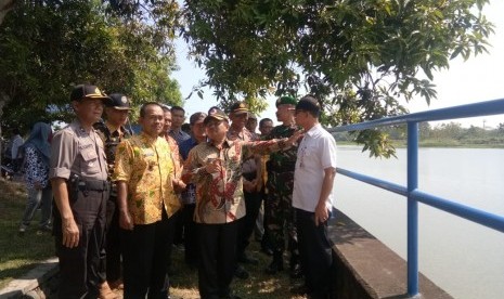 Tim Kementan memantau ketersediaan air di Indramayu Jawa Barat