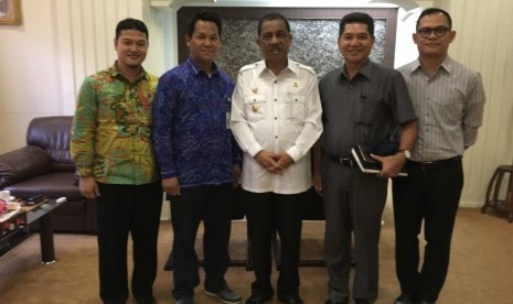 Tim Kemenristekdikti berfoto bersama dengan Walikota Ambon  Richard Louhenapessy di kantor Walikota Ambon, Senin (30/5).    