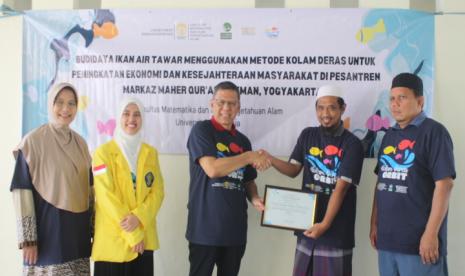 Tim Kepmas FMIP dan FKM UI membantu pengembangan budi daya ikan air tawar di Pesantren Markaz Maher Qur