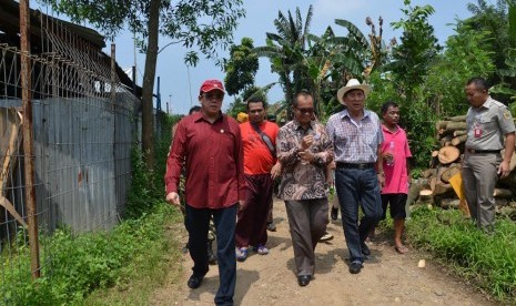 Tim Komisi II DPR mengunjungi lokasi yang menjadi sengketa warga Teluk Jambe, Karawang.