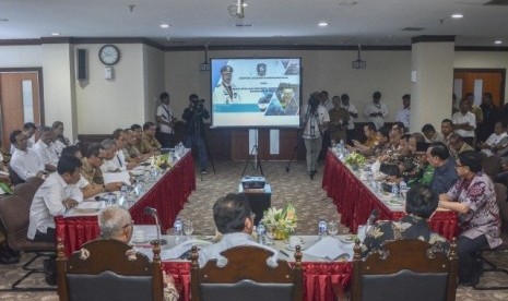 Tim Komisi II DPR RI, Rufinus Hotmaulana Hutahuruk, menggelar pertemuan dengan semua stakeholder dalam rangka kunjungan spesifik Panja Otonomi Daerah dan Sengketa Kewenangan Provinsi Kepulauan Riau, di ruang pertemuan Lantai 5 Gedung Graha Kepri, Batam, Selasa (18/4).