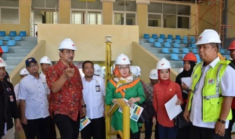 Tim komisi X saat melihat dari dekat progres pembangunan beberapa venue di Stadion Jakabaring, Palembang, Selasa (2/5).