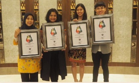 Tim komunikasi Corporate Coomunications kelompok usaha Danone Indonesia yang meraih empat penghargaan di ajang Public Relations Award 2016.