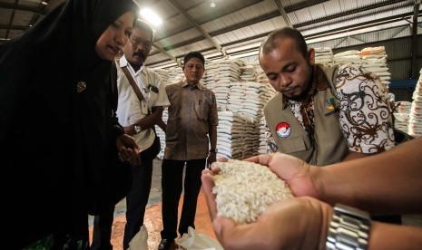 Beras bansos (Ilustrasi). DPRD Kabupaten Ogan Komering Ulu, Sumatra Selatan menilai, beras sembako bantuan sosial yang dibagikan Dinas Sosial kepada 20 ribu Keluarga Penerima Manfaat (KPM) di wilayah setempat tidak memenuhi standar.