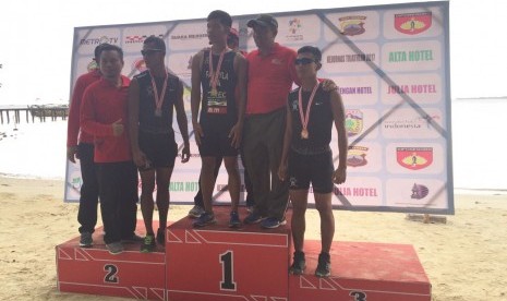 Tim Kopassus beserta juara lainnya usai pengalungan medali pada Jepara Triathlon 2017, Sabtu (4/11).