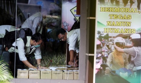 Tim KPK saat menggeledah dan mengumpulkan barang bukti di Korlantas Polri