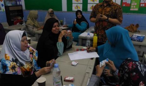 Tim KPM memberikan pelatihan matematika berbasis HOTS kepada guru-guru SDIT Nurul Hikmah Jakarta.