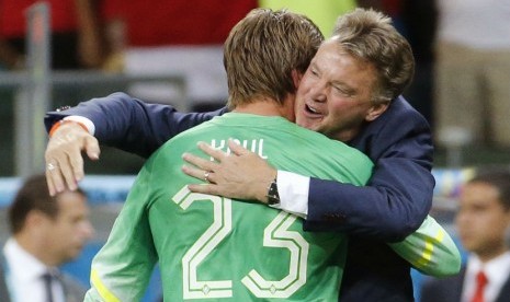 Tim Krul (kiri) dan Louis van Gaal