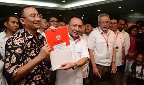 Tim kuasa hukum Calon Presiden dan wakil presiden Prabowo Subianto-Hatta Rajasa mendaftarkan gugatan sengketa pemilu presiden di Gedung Mahkamah Konstitusi (MK), Jakarta, Jumat (25/7) malam. 