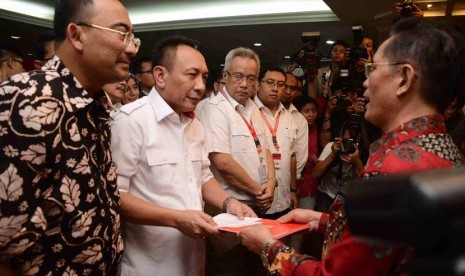 Tim kuasa hukum Calon Presiden dan wakil presiden Prabowo Subianto-Hatta Rajasa mendaftarkan gugatan sengketa pemilu presiden di Gedung Mahkamah Konstitusi (MK), Jakarta, Jumat (25/7). 