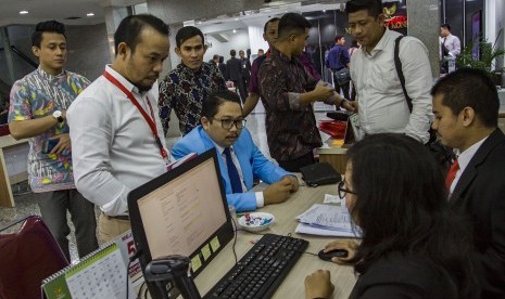 Tim Kuasa Hukum calon Wali Kota dan Wakil Wali Kota Makasar, Munafri Arifuddin-Andi Rachmatika Dewi (kiri) mangajukan permohonan atas sengketa Pilkada di Makasar melawan kotak kosong, di Gedung Mahkamah Konstitusi (MK), Jakarta. (Ilustrasi)