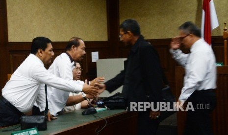 Tim kuasa hukum Jessica Kumala Wongso dan Tim Kuasa Hukum Polsek Tanah Abang berjabat tangan usai putusan sidang praperadilan Jessica Kumala Wongso yang menjadi tersangka dugaan pembunuhan terhadap Wayan Mirna Salihin di Pengadilan Negeri Jakarta Pusat, Ja