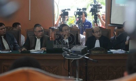 Tim kuasa hukum Komisaris Jenderal Pol. Budi Gunawan mengikuti sidang praperadilan Budi Gunawan kepada KPK di PN Jakarta Selatan, Jakarta, Selasa (10/2). (Republika/Agung Supriyanto)