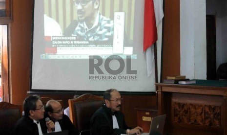 Tim kuasa hukum Komisaris Jenderal Pol. Budi Gunawan menunjukan barang bukti berupa tayangan video saat sidang praperadilan Budi Gunawan kepada KPK di PN Jakarta Selatan, Jakarta, Selasa (10/2).(Republika/Agung Supriyanto)