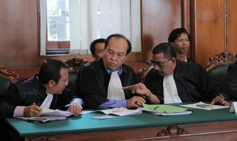  Tim kuasa hukum La Nyalla Mataliti mengikuti sidang lanjutan praperadilan di Pengadilan Negeri Surabaya, Jawa Timur, Rabu (6/4).