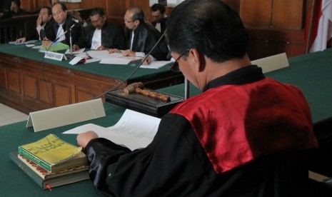 Tim kuasa hukum La Nyalla Mataliti mengikuti sidang lanjutan praperadilan di Pengadilan Negeri Surabaya, Jawa Timur, Rabu (6/4).