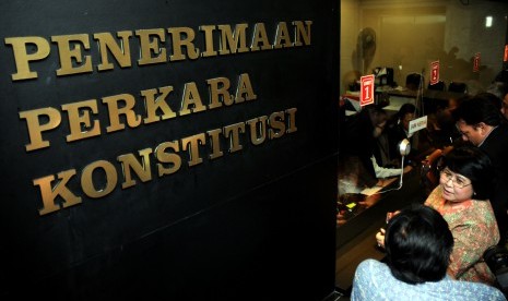 Tim kuasa hukum pasangan peserta Pilpres 2014-2019 Prabowo Subianto-Hatta Rajasa (kanan) menyerahkan berkas revisi gugatan sengketa Pilpres di Gedung Mahkamah Konstitusi (MK), Jakarta, Kamis (7/8).