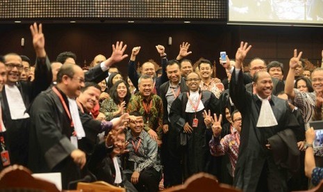 Tim kuasa hukum pasangan presiden nomer urut dua Jokowi-JK dan komisioner KPU berfoto bersama usai putusan sidang sengketa Pilpres di Gedung Mahkamah Konstitusi (MK), Jakarta, Kamis (21/8).