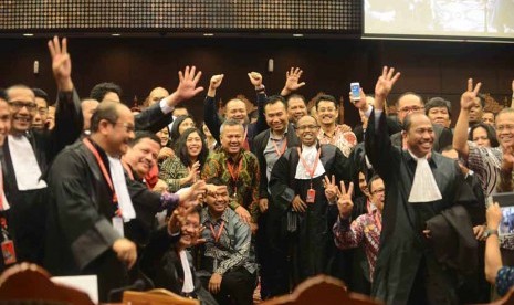 Tim kuasa hukum pasangan presiden nomer urut dua Jokowi-JK dan komisioner KPU berfoto bersama usai putusan sidang sengketa Pilpres di Gedung Mahkamah Konstitusi (MK), Jakarta, Kamis (21/8).