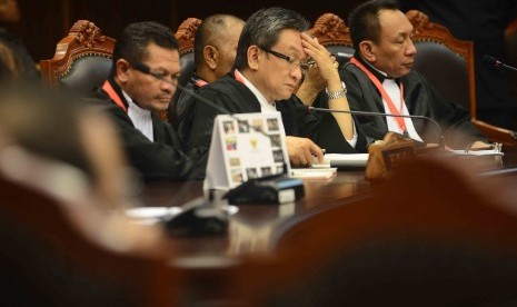 Tim kuasa hukum pasangan presiden Prabowo-Hatta mendengarkan hasil putusan sidang sengketa Pilpres di Gedung Mahkamah Konstitusi (MK), Jakarta, Kamis (21/8). Hasil dari sidang putusan tersebut Mahkamah Konstitusi menolak seluruh gugatan Prabowo-Hatta.