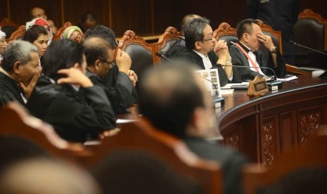 Tim kuasa hukum pasangan presiden Prabowo-Hatta mendengarkan hasil putusan sidang sengketa Pilpres di Gedung Mahkamah Konstitusi (MK), Jakarta, Kamis (21/8). Hasil dari sidang putusan tersebut Mahkamah Konstitusi menolak seluruh gugatan Prabowo-Hatta.