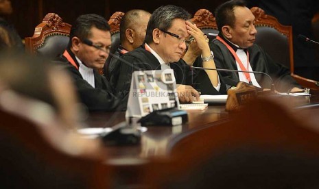 Tim kuasa hukum pasangan presiden Prabowo-Hatta mendengarkan hasil putusan sidang sengketa Pilpres di Gedung Mahkamah Konstitusi (MK), Jakarta, Kamis (21/8). 