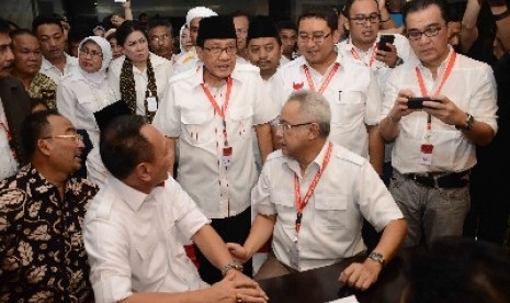 Tim kuasa hukum Prabowo-Hatta mendaftarkan gugatan sengketa pemilu presiden di gedung MK, Jakarta, Jumat (25/7) malam.