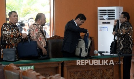 Tim Kuasa Hukum Setya Novanto bersiap meninggalkan ruangan seusai sidang praperadilan di Pengadilan Negeri Jakarta Selatan, Selasa (12/9).