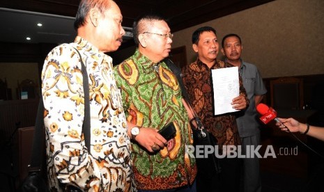 Tim kuasa hukum tersangka kasus dugaan pembunuhan Wayan Mirna Salihin, Jessica Kumala Wongso, memperlihatkan dokumen permohonan praperadilan penahanan kliennya usai sidang perdana di Pengadilan Negeri Jakpus, Selasa (23/2)