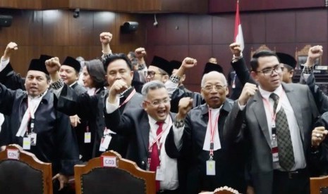 Tim kuasa hukum TKN di ruang sidang MK