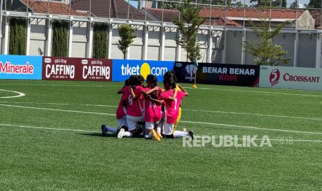 Tim Kudus melakukan doa bersama di lapangan sebelum menghadapi tim Surabaya di Stadion Supersoccer Arena, Kudus, Jawa Tengah, Sabtu (25/1/2025). 