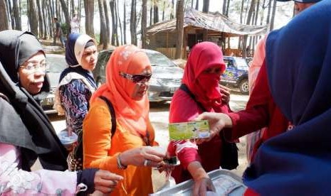 Tim kuliah kerja nyata (KKN)  mahasiswa menghasilkan produk olahan rempah-rampah berupa wedang uwuh celup di Dusun Gunung Cilik, Desa Muntuk, Kecamatan Dlingo, Kabupaten Bantul, DIY. Kegiatan KKN ini juga bertujuan membantu perekonomian warga dan meningkatkan kesejahteraan (ilustrasi)