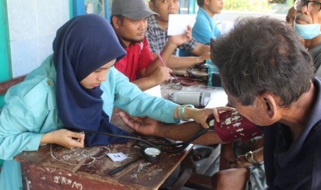 Tim Kuliah Kerja Nyata–Pembelajaran Pemberdayaan Masyarakat Universitas Sebelas Maret (KKN-PPM UNS) di Desa Bayan, Kec. Bayan, Kabupaten Lombok Utara mengadakan pengobatan gratis di Lombok Utara.