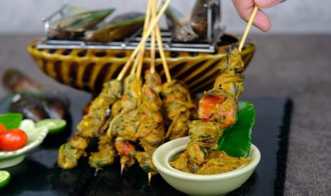 Tim kuliner ASTON Priority Simatupang menunjukkan kepiawaiannya dalam menyajikan olahan Satay Sapi Ropen dan Satay Kerang Belawar.