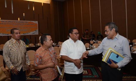 Tim kunjungan kerja Fary Djemy Francis bersama sejumlah anggota melakukan Focus Group Discussion (FGD) dalam rangka menghimpun masukan bagi penyusunan Rancangan Undang-Undang tentang Sumber Daya Air.