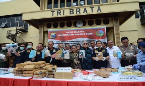 Tim Kunjungan Kerja Komisi III DPR RI di lapangan apel Mapolda Jatim, Kamis (2/3) menyaksikan pemusnahan barang bukti narkoba.